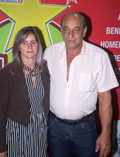 
<a style='margin-left: 5px;' class='btn btn-xs btn-social btn-facebook' href='https://www.facebook.com/sharer/sharer.php?u=https://www.galeramix.com.br/imagem/a42/800-800-90/conteudo/site_galerias/42/baile-de-casal-nova-descoberta-galera-mix-25.jpg' rel='popup' data-width='500' data-height='400'><i class='fa fa-facebook'></i>Compartilhar <span class='hidden-xs'>no Facebook</span>
</a> 
<a class='btn btn-default btn-xs' target='_blank' href='imagem/a42/800-800-90/conteudo/site_galerias/42/baile-de-casal-nova-descoberta-galera-mix-25.jpg'>
<span class='glyphicon glyphicon-cloud-download'></span> Salvar
</a>
