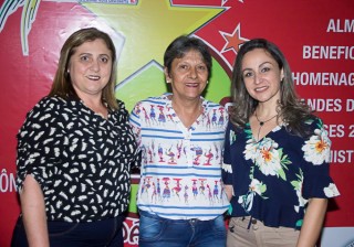 
<a style='margin-left: 5px;' class='btn btn-xs btn-social btn-facebook' href='https://www.facebook.com/sharer/sharer.php?u=https://www.galeramix.com.br/imagem/a42/800-800-90/conteudo/site_galerias/42/baile-de-casal-nova-descoberta-galera-mix-29.jpg' rel='popup' data-width='500' data-height='400'><i class='fa fa-facebook'></i>Compartilhar <span class='hidden-xs'>no Facebook</span>
</a> 
<a class='btn btn-default btn-xs' target='_blank' href='imagem/a42/800-800-90/conteudo/site_galerias/42/baile-de-casal-nova-descoberta-galera-mix-29.jpg'>
<span class='glyphicon glyphicon-cloud-download'></span> Salvar
</a>
