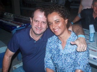 
<a style='margin-left: 5px;' class='btn btn-xs btn-social btn-facebook' href='https://www.facebook.com/sharer/sharer.php?u=https://www.galeramix.com.br/imagem/a42/800-800-90/conteudo/site_galerias/42/baile-de-casal-nova-descoberta-galera-mix-3.jpg' rel='popup' data-width='500' data-height='400'><i class='fa fa-facebook'></i>Compartilhar <span class='hidden-xs'>no Facebook</span>
</a> 
<a class='btn btn-default btn-xs' target='_blank' href='imagem/a42/800-800-90/conteudo/site_galerias/42/baile-de-casal-nova-descoberta-galera-mix-3.jpg'>
<span class='glyphicon glyphicon-cloud-download'></span> Salvar
</a>
