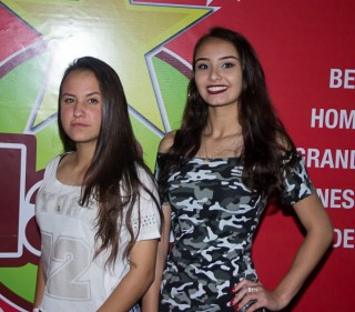 
<a style='margin-left: 5px;' class='btn btn-xs btn-social btn-facebook' href='https://www.facebook.com/sharer/sharer.php?u=https://www.galeramix.com.br/imagem/a42/800-800-90/conteudo/site_galerias/42/baile-de-casal-nova-descoberta-galera-mix-33.jpg' rel='popup' data-width='500' data-height='400'><i class='fa fa-facebook'></i>Compartilhar <span class='hidden-xs'>no Facebook</span>
</a> 
<a class='btn btn-default btn-xs' target='_blank' href='imagem/a42/800-800-90/conteudo/site_galerias/42/baile-de-casal-nova-descoberta-galera-mix-33.jpg'>
<span class='glyphicon glyphicon-cloud-download'></span> Salvar
</a>
