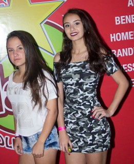 
<a style='margin-left: 5px;' class='btn btn-xs btn-social btn-facebook' href='https://www.facebook.com/sharer/sharer.php?u=https://www.galeramix.com.br/imagem/a42/800-800-90/conteudo/site_galerias/42/baile-de-casal-nova-descoberta-galera-mix-34.jpg' rel='popup' data-width='500' data-height='400'><i class='fa fa-facebook'></i>Compartilhar <span class='hidden-xs'>no Facebook</span>
</a> 
<a class='btn btn-default btn-xs' target='_blank' href='imagem/a42/800-800-90/conteudo/site_galerias/42/baile-de-casal-nova-descoberta-galera-mix-34.jpg'>
<span class='glyphicon glyphicon-cloud-download'></span> Salvar
</a>
