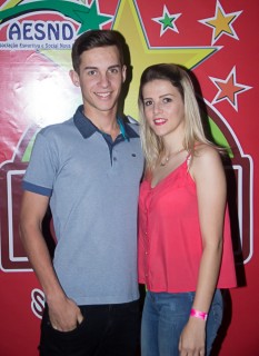 
<a style='margin-left: 5px;' class='btn btn-xs btn-social btn-facebook' href='https://www.facebook.com/sharer/sharer.php?u=https://www.galeramix.com.br/imagem/a42/800-800-90/conteudo/site_galerias/42/baile-de-casal-nova-descoberta-galera-mix-36.jpg' rel='popup' data-width='500' data-height='400'><i class='fa fa-facebook'></i>Compartilhar <span class='hidden-xs'>no Facebook</span>
</a> 
<a class='btn btn-default btn-xs' target='_blank' href='imagem/a42/800-800-90/conteudo/site_galerias/42/baile-de-casal-nova-descoberta-galera-mix-36.jpg'>
<span class='glyphicon glyphicon-cloud-download'></span> Salvar
</a>
