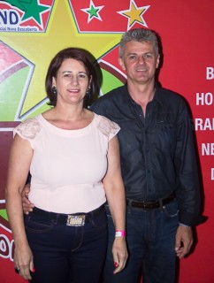 
<a style='margin-left: 5px;' class='btn btn-xs btn-social btn-facebook' href='https://www.facebook.com/sharer/sharer.php?u=https://www.galeramix.com.br/imagem/a42/800-800-90/conteudo/site_galerias/42/baile-de-casal-nova-descoberta-galera-mix-46.jpg' rel='popup' data-width='500' data-height='400'><i class='fa fa-facebook'></i>Compartilhar <span class='hidden-xs'>no Facebook</span>
</a> 
<a class='btn btn-default btn-xs' target='_blank' href='imagem/a42/800-800-90/conteudo/site_galerias/42/baile-de-casal-nova-descoberta-galera-mix-46.jpg'>
<span class='glyphicon glyphicon-cloud-download'></span> Salvar
</a>
