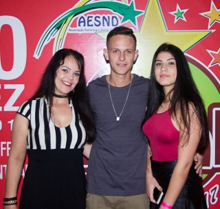 
<a style='margin-left: 5px;' class='btn btn-xs btn-social btn-facebook' href='https://www.facebook.com/sharer/sharer.php?u=https://www.galeramix.com.br/imagem/a42/800-800-90/conteudo/site_galerias/42/baile-de-casal-nova-descoberta-galera-mix-57.jpg' rel='popup' data-width='500' data-height='400'><i class='fa fa-facebook'></i>Compartilhar <span class='hidden-xs'>no Facebook</span>
</a> 
<a class='btn btn-default btn-xs' target='_blank' href='imagem/a42/800-800-90/conteudo/site_galerias/42/baile-de-casal-nova-descoberta-galera-mix-57.jpg'>
<span class='glyphicon glyphicon-cloud-download'></span> Salvar
</a>
