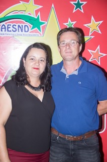 
<a style='margin-left: 5px;' class='btn btn-xs btn-social btn-facebook' href='https://www.facebook.com/sharer/sharer.php?u=https://www.galeramix.com.br/imagem/a42/800-800-90/conteudo/site_galerias/42/baile-de-casal-nova-descoberta-galera-mix-6.jpg' rel='popup' data-width='500' data-height='400'><i class='fa fa-facebook'></i>Compartilhar <span class='hidden-xs'>no Facebook</span>
</a> 
<a class='btn btn-default btn-xs' target='_blank' href='imagem/a42/800-800-90/conteudo/site_galerias/42/baile-de-casal-nova-descoberta-galera-mix-6.jpg'>
<span class='glyphicon glyphicon-cloud-download'></span> Salvar
</a>
