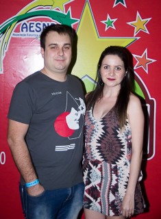 
<a style='margin-left: 5px;' class='btn btn-xs btn-social btn-facebook' href='https://www.facebook.com/sharer/sharer.php?u=https://www.galeramix.com.br/imagem/a42/800-800-90/conteudo/site_galerias/42/baile-de-casal-nova-descoberta-galera-mix-60.jpg' rel='popup' data-width='500' data-height='400'><i class='fa fa-facebook'></i>Compartilhar <span class='hidden-xs'>no Facebook</span>
</a> 
<a class='btn btn-default btn-xs' target='_blank' href='imagem/a42/800-800-90/conteudo/site_galerias/42/baile-de-casal-nova-descoberta-galera-mix-60.jpg'>
<span class='glyphicon glyphicon-cloud-download'></span> Salvar
</a>
