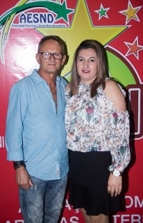 
<a style='margin-left: 5px;' class='btn btn-xs btn-social btn-facebook' href='https://www.facebook.com/sharer/sharer.php?u=https://www.galeramix.com.br/imagem/a42/800-800-90/conteudo/site_galerias/42/baile-de-casal-nova-descoberta-galera-mix-64.jpg' rel='popup' data-width='500' data-height='400'><i class='fa fa-facebook'></i>Compartilhar <span class='hidden-xs'>no Facebook</span>
</a> 
<a class='btn btn-default btn-xs' target='_blank' href='imagem/a42/800-800-90/conteudo/site_galerias/42/baile-de-casal-nova-descoberta-galera-mix-64.jpg'>
<span class='glyphicon glyphicon-cloud-download'></span> Salvar
</a>
