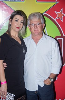 
<a style='margin-left: 5px;' class='btn btn-xs btn-social btn-facebook' href='https://www.facebook.com/sharer/sharer.php?u=https://www.galeramix.com.br/imagem/a42/800-800-90/conteudo/site_galerias/42/baile-de-casal-nova-descoberta-galera-mix-65.jpg' rel='popup' data-width='500' data-height='400'><i class='fa fa-facebook'></i>Compartilhar <span class='hidden-xs'>no Facebook</span>
</a> 
<a class='btn btn-default btn-xs' target='_blank' href='imagem/a42/800-800-90/conteudo/site_galerias/42/baile-de-casal-nova-descoberta-galera-mix-65.jpg'>
<span class='glyphicon glyphicon-cloud-download'></span> Salvar
</a>
