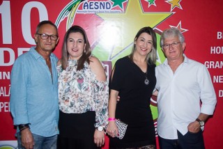 
<a style='margin-left: 5px;' class='btn btn-xs btn-social btn-facebook' href='https://www.facebook.com/sharer/sharer.php?u=https://www.galeramix.com.br/imagem/a42/800-800-90/conteudo/site_galerias/42/baile-de-casal-nova-descoberta-galera-mix-66.jpg' rel='popup' data-width='500' data-height='400'><i class='fa fa-facebook'></i>Compartilhar <span class='hidden-xs'>no Facebook</span>
</a> 
<a class='btn btn-default btn-xs' target='_blank' href='imagem/a42/800-800-90/conteudo/site_galerias/42/baile-de-casal-nova-descoberta-galera-mix-66.jpg'>
<span class='glyphicon glyphicon-cloud-download'></span> Salvar
</a>
