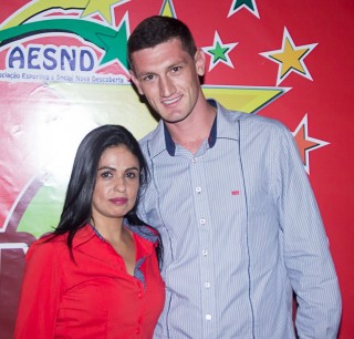 
<a style='margin-left: 5px;' class='btn btn-xs btn-social btn-facebook' href='https://www.facebook.com/sharer/sharer.php?u=https://www.galeramix.com.br/imagem/a42/800-800-90/conteudo/site_galerias/42/baile-de-casal-nova-descoberta-galera-mix-70.jpg' rel='popup' data-width='500' data-height='400'><i class='fa fa-facebook'></i>Compartilhar <span class='hidden-xs'>no Facebook</span>
</a> 
<a class='btn btn-default btn-xs' target='_blank' href='imagem/a42/800-800-90/conteudo/site_galerias/42/baile-de-casal-nova-descoberta-galera-mix-70.jpg'>
<span class='glyphicon glyphicon-cloud-download'></span> Salvar
</a>
