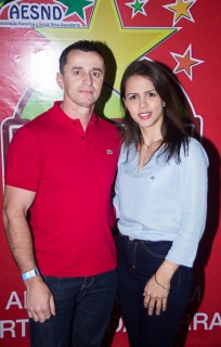 
<a style='margin-left: 5px;' class='btn btn-xs btn-social btn-facebook' href='https://www.facebook.com/sharer/sharer.php?u=https://www.galeramix.com.br/imagem/a42/800-800-90/conteudo/site_galerias/42/baile-de-casal-nova-descoberta-galera-mix-73.jpg' rel='popup' data-width='500' data-height='400'><i class='fa fa-facebook'></i>Compartilhar <span class='hidden-xs'>no Facebook</span>
</a> 
<a class='btn btn-default btn-xs' target='_blank' href='imagem/a42/800-800-90/conteudo/site_galerias/42/baile-de-casal-nova-descoberta-galera-mix-73.jpg'>
<span class='glyphicon glyphicon-cloud-download'></span> Salvar
</a>
