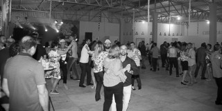 
<a style='margin-left: 5px;' class='btn btn-xs btn-social btn-facebook' href='https://www.facebook.com/sharer/sharer.php?u=https://www.galeramix.com.br/imagem/a42/800-800-90/conteudo/site_galerias/42/baile-de-casal-nova-descoberta-galera-mix-74.jpg' rel='popup' data-width='500' data-height='400'><i class='fa fa-facebook'></i>Compartilhar <span class='hidden-xs'>no Facebook</span>
</a> 
<a class='btn btn-default btn-xs' target='_blank' href='imagem/a42/800-800-90/conteudo/site_galerias/42/baile-de-casal-nova-descoberta-galera-mix-74.jpg'>
<span class='glyphicon glyphicon-cloud-download'></span> Salvar
</a>
