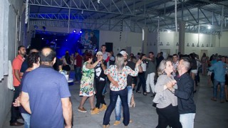 
<a style='margin-left: 5px;' class='btn btn-xs btn-social btn-facebook' href='https://www.facebook.com/sharer/sharer.php?u=https://www.galeramix.com.br/imagem/a42/800-800-90/conteudo/site_galerias/42/baile-de-casal-nova-descoberta-galera-mix-75.jpg' rel='popup' data-width='500' data-height='400'><i class='fa fa-facebook'></i>Compartilhar <span class='hidden-xs'>no Facebook</span>
</a> 
<a class='btn btn-default btn-xs' target='_blank' href='imagem/a42/800-800-90/conteudo/site_galerias/42/baile-de-casal-nova-descoberta-galera-mix-75.jpg'>
<span class='glyphicon glyphicon-cloud-download'></span> Salvar
</a>
