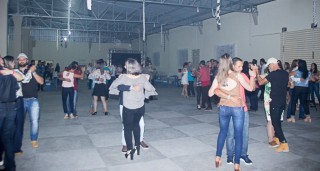 
<a style='margin-left: 5px;' class='btn btn-xs btn-social btn-facebook' href='https://www.facebook.com/sharer/sharer.php?u=https://www.galeramix.com.br/imagem/a42/800-800-90/conteudo/site_galerias/42/baile-de-casal-nova-descoberta-galera-mix-76.jpg' rel='popup' data-width='500' data-height='400'><i class='fa fa-facebook'></i>Compartilhar <span class='hidden-xs'>no Facebook</span>
</a> 
<a class='btn btn-default btn-xs' target='_blank' href='imagem/a42/800-800-90/conteudo/site_galerias/42/baile-de-casal-nova-descoberta-galera-mix-76.jpg'>
<span class='glyphicon glyphicon-cloud-download'></span> Salvar
</a>
