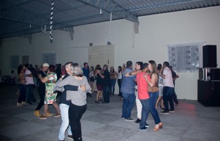 
<a style='margin-left: 5px;' class='btn btn-xs btn-social btn-facebook' href='https://www.facebook.com/sharer/sharer.php?u=https://www.galeramix.com.br/imagem/a42/800-800-90/conteudo/site_galerias/42/baile-de-casal-nova-descoberta-galera-mix-77.jpg' rel='popup' data-width='500' data-height='400'><i class='fa fa-facebook'></i>Compartilhar <span class='hidden-xs'>no Facebook</span>
</a> 
<a class='btn btn-default btn-xs' target='_blank' href='imagem/a42/800-800-90/conteudo/site_galerias/42/baile-de-casal-nova-descoberta-galera-mix-77.jpg'>
<span class='glyphicon glyphicon-cloud-download'></span> Salvar
</a>
