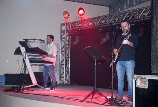 
<a style='margin-left: 5px;' class='btn btn-xs btn-social btn-facebook' href='https://www.facebook.com/sharer/sharer.php?u=https://www.galeramix.com.br/imagem/a42/800-800-90/conteudo/site_galerias/42/baile-de-casal-nova-descoberta-galera-mix-79.jpg' rel='popup' data-width='500' data-height='400'><i class='fa fa-facebook'></i>Compartilhar <span class='hidden-xs'>no Facebook</span>
</a> 
<a class='btn btn-default btn-xs' target='_blank' href='imagem/a42/800-800-90/conteudo/site_galerias/42/baile-de-casal-nova-descoberta-galera-mix-79.jpg'>
<span class='glyphicon glyphicon-cloud-download'></span> Salvar
</a>
