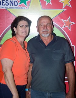 
<a style='margin-left: 5px;' class='btn btn-xs btn-social btn-facebook' href='https://www.facebook.com/sharer/sharer.php?u=https://www.galeramix.com.br/imagem/a42/800-800-90/conteudo/site_galerias/42/baile-de-casal-nova-descoberta-galera-mix-8.jpg' rel='popup' data-width='500' data-height='400'><i class='fa fa-facebook'></i>Compartilhar <span class='hidden-xs'>no Facebook</span>
</a> 
<a class='btn btn-default btn-xs' target='_blank' href='imagem/a42/800-800-90/conteudo/site_galerias/42/baile-de-casal-nova-descoberta-galera-mix-8.jpg'>
<span class='glyphicon glyphicon-cloud-download'></span> Salvar
</a>
