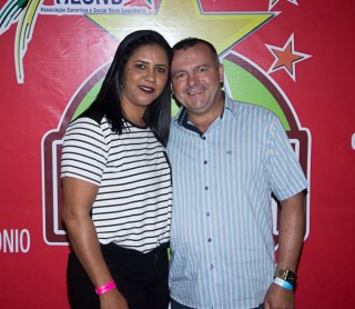 
<a style='margin-left: 5px;' class='btn btn-xs btn-social btn-facebook' href='https://www.facebook.com/sharer/sharer.php?u=https://www.galeramix.com.br/imagem/a42/800-800-90/conteudo/site_galerias/42/baile-de-casal-nova-descoberta-galera-mix-83.jpg' rel='popup' data-width='500' data-height='400'><i class='fa fa-facebook'></i>Compartilhar <span class='hidden-xs'>no Facebook</span>
</a> 
<a class='btn btn-default btn-xs' target='_blank' href='imagem/a42/800-800-90/conteudo/site_galerias/42/baile-de-casal-nova-descoberta-galera-mix-83.jpg'>
<span class='glyphicon glyphicon-cloud-download'></span> Salvar
</a>
