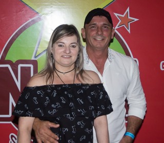 
<a style='margin-left: 5px;' class='btn btn-xs btn-social btn-facebook' href='https://www.facebook.com/sharer/sharer.php?u=https://www.galeramix.com.br/imagem/a42/800-800-90/conteudo/site_galerias/42/baile-de-casal-nova-descoberta-galera-mix-87.jpg' rel='popup' data-width='500' data-height='400'><i class='fa fa-facebook'></i>Compartilhar <span class='hidden-xs'>no Facebook</span>
</a> 
<a class='btn btn-default btn-xs' target='_blank' href='imagem/a42/800-800-90/conteudo/site_galerias/42/baile-de-casal-nova-descoberta-galera-mix-87.jpg'>
<span class='glyphicon glyphicon-cloud-download'></span> Salvar
</a>
