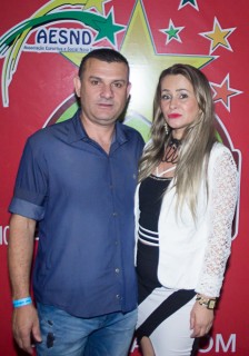 
<a style='margin-left: 5px;' class='btn btn-xs btn-social btn-facebook' href='https://www.facebook.com/sharer/sharer.php?u=https://www.galeramix.com.br/imagem/a42/800-800-90/conteudo/site_galerias/42/baile-de-casal-nova-descoberta-galera-mix-96.jpg' rel='popup' data-width='500' data-height='400'><i class='fa fa-facebook'></i>Compartilhar <span class='hidden-xs'>no Facebook</span>
</a> 
<a class='btn btn-default btn-xs' target='_blank' href='imagem/a42/800-800-90/conteudo/site_galerias/42/baile-de-casal-nova-descoberta-galera-mix-96.jpg'>
<span class='glyphicon glyphicon-cloud-download'></span> Salvar
</a>
