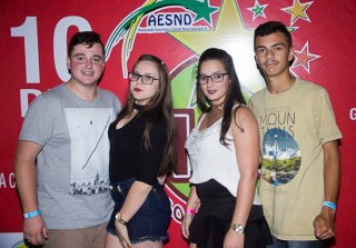 
<a style='margin-left: 5px;' class='btn btn-xs btn-social btn-facebook' href='https://www.facebook.com/sharer/sharer.php?u=https://www.galeramix.com.br/imagem/a42/800-800-90/conteudo/site_galerias/42/baile-de-casal-nova-descoberta-galera-mix-99.jpg' rel='popup' data-width='500' data-height='400'><i class='fa fa-facebook'></i>Compartilhar <span class='hidden-xs'>no Facebook</span>
</a> 
<a class='btn btn-default btn-xs' target='_blank' href='imagem/a42/800-800-90/conteudo/site_galerias/42/baile-de-casal-nova-descoberta-galera-mix-99.jpg'>
<span class='glyphicon glyphicon-cloud-download'></span> Salvar
</a>
