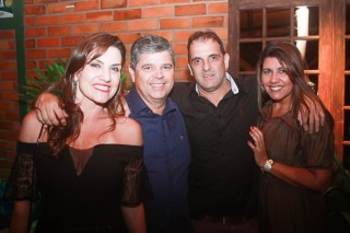 
                            <a style='margin-left: 5px;' class='btn btn-xs btn-social btn-facebook' href='https://www.facebook.com/sharer/sharer.php?u=https://www.galeramix.com.br/imagem/a44/800-800-90/conteudo/site_galerias/44/milionario-e-marciano-galera-mix-11.jpg' rel='popup' data-width='500' data-height='400'><i class='fa fa-facebook'></i>Compartilhar <span class='hidden-xs'>no Facebook</span>
                        </a> 
                        <a class='btn btn-default btn-xs' target='_blank' href='imagem/a44/800-800-90/conteudo/site_galerias/44/milionario-e-marciano-galera-mix-11.jpg'>
                            <span class='glyphicon glyphicon-cloud-download'></span> Salvar
                        </a>
                        