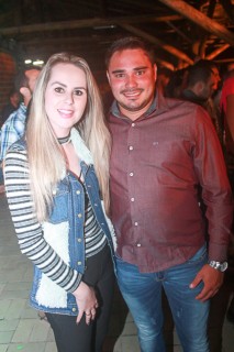 
    <a style='margin-left: 5px;' class='btn btn-xs btn-social btn-facebook' href='https://www.facebook.com/sharer/sharer.php?u=https://www.galeramix.com.br/imagem/a44/800-800-90/conteudo/site_galerias/44/milionario-e-marciano-galera-mix-17.jpg' rel='popup' data-width='500' data-height='400'><i class='fa fa-facebook'></i>Compartilhar <span class='hidden-xs'>no Facebook</span>
</a> 
<a class='btn btn-default btn-xs' target='_blank' href='imagem/a44/800-800-90/conteudo/site_galerias/44/milionario-e-marciano-galera-mix-17.jpg'>
    <span class='glyphicon glyphicon-cloud-download'></span> Salvar
</a>
