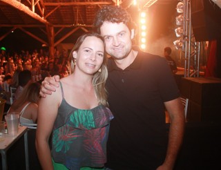 
<a style='margin-left: 5px;' class='btn btn-xs btn-social btn-facebook' href='https://www.facebook.com/sharer/sharer.php?u=https://www.galeramix.com.br/imagem/a44/800-800-90/conteudo/site_galerias/44/milionario-e-marciano-galera-mix-18.jpg' rel='popup' data-width='500' data-height='400'><i class='fa fa-facebook'></i>Compartilhar <span class='hidden-xs'>no Facebook</span>
</a> 
<a class='btn btn-default btn-xs' target='_blank' href='imagem/a44/800-800-90/conteudo/site_galerias/44/milionario-e-marciano-galera-mix-18.jpg'>
<span class='glyphicon glyphicon-cloud-download'></span> Salvar
</a>
