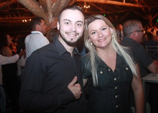 
<a style='margin-left: 5px;' class='btn btn-xs btn-social btn-facebook' href='https://www.facebook.com/sharer/sharer.php?u=https://www.galeramix.com.br/imagem/a44/800-800-90/conteudo/site_galerias/44/milionario-e-marciano-galera-mix-19.jpg' rel='popup' data-width='500' data-height='400'><i class='fa fa-facebook'></i>Compartilhar <span class='hidden-xs'>no Facebook</span>
</a> 
<a class='btn btn-default btn-xs' target='_blank' href='imagem/a44/800-800-90/conteudo/site_galerias/44/milionario-e-marciano-galera-mix-19.jpg'>
<span class='glyphicon glyphicon-cloud-download'></span> Salvar
</a>
