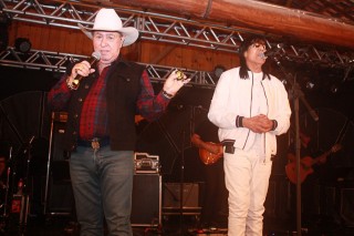 
<a style='margin-left: 5px;' class='btn btn-xs btn-social btn-facebook' href='https://www.facebook.com/sharer/sharer.php?u=https://www.galeramix.com.br/imagem/a44/800-800-90/conteudo/site_galerias/44/milionario-e-marciano-galera-mix-1_1.jpg' rel='popup' data-width='500' data-height='400'><i class='fa fa-facebook'></i>Compartilhar <span class='hidden-xs'>no Facebook</span>
</a> 
<a class='btn btn-default btn-xs' target='_blank' href='imagem/a44/800-800-90/conteudo/site_galerias/44/milionario-e-marciano-galera-mix-1_1.jpg'>
<span class='glyphicon glyphicon-cloud-download'></span> Salvar
</a>
