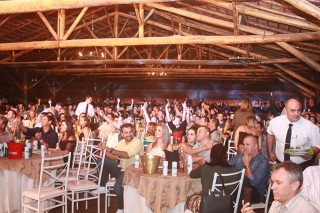 
<a style='margin-left: 5px;' class='btn btn-xs btn-social btn-facebook' href='https://www.facebook.com/sharer/sharer.php?u=https://www.galeramix.com.br/imagem/a44/800-800-90/conteudo/site_galerias/44/milionario-e-marciano-galera-mix-2.jpg' rel='popup' data-width='500' data-height='400'><i class='fa fa-facebook'></i>Compartilhar <span class='hidden-xs'>no Facebook</span>
</a> 
<a class='btn btn-default btn-xs' target='_blank' href='imagem/a44/800-800-90/conteudo/site_galerias/44/milionario-e-marciano-galera-mix-2.jpg'>
<span class='glyphicon glyphicon-cloud-download'></span> Salvar
</a>
