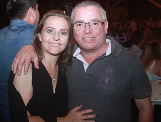 
<a style='margin-left: 5px;' class='btn btn-xs btn-social btn-facebook' href='https://www.facebook.com/sharer/sharer.php?u=https://www.galeramix.com.br/imagem/a44/800-800-90/conteudo/site_galerias/44/milionario-e-marciano-galera-mix-20.jpg' rel='popup' data-width='500' data-height='400'><i class='fa fa-facebook'></i>Compartilhar <span class='hidden-xs'>no Facebook</span>
</a> 
<a class='btn btn-default btn-xs' target='_blank' href='imagem/a44/800-800-90/conteudo/site_galerias/44/milionario-e-marciano-galera-mix-20.jpg'>
<span class='glyphicon glyphicon-cloud-download'></span> Salvar
</a>
