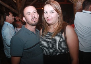 
<a style='margin-left: 5px;' class='btn btn-xs btn-social btn-facebook' href='https://www.facebook.com/sharer/sharer.php?u=https://www.galeramix.com.br/imagem/a44/800-800-90/conteudo/site_galerias/44/milionario-e-marciano-galera-mix-21.jpg' rel='popup' data-width='500' data-height='400'><i class='fa fa-facebook'></i>Compartilhar <span class='hidden-xs'>no Facebook</span>
</a> 
<a class='btn btn-default btn-xs' target='_blank' href='imagem/a44/800-800-90/conteudo/site_galerias/44/milionario-e-marciano-galera-mix-21.jpg'>
<span class='glyphicon glyphicon-cloud-download'></span> Salvar
</a>
