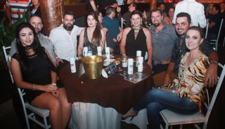 
<a style='margin-left: 5px;' class='btn btn-xs btn-social btn-facebook' href='https://www.facebook.com/sharer/sharer.php?u=https://www.galeramix.com.br/imagem/a44/800-800-90/conteudo/site_galerias/44/milionario-e-marciano-galera-mix-24.jpg' rel='popup' data-width='500' data-height='400'><i class='fa fa-facebook'></i>Compartilhar <span class='hidden-xs'>no Facebook</span>
</a> 
<a class='btn btn-default btn-xs' target='_blank' href='imagem/a44/800-800-90/conteudo/site_galerias/44/milionario-e-marciano-galera-mix-24.jpg'>
<span class='glyphicon glyphicon-cloud-download'></span> Salvar
</a>
