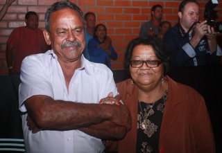 
<a style='margin-left: 5px;' class='btn btn-xs btn-social btn-facebook' href='https://www.facebook.com/sharer/sharer.php?u=https://www.galeramix.com.br/imagem/a44/800-800-90/conteudo/site_galerias/44/milionario-e-marciano-galera-mix-26.jpg' rel='popup' data-width='500' data-height='400'><i class='fa fa-facebook'></i>Compartilhar <span class='hidden-xs'>no Facebook</span>
</a> 
<a class='btn btn-default btn-xs' target='_blank' href='imagem/a44/800-800-90/conteudo/site_galerias/44/milionario-e-marciano-galera-mix-26.jpg'>
<span class='glyphicon glyphicon-cloud-download'></span> Salvar
</a>
