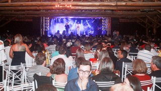 
<a style='margin-left: 5px;' class='btn btn-xs btn-social btn-facebook' href='https://www.facebook.com/sharer/sharer.php?u=https://www.galeramix.com.br/imagem/a44/800-800-90/conteudo/site_galerias/44/milionario-e-marciano-galera-mix-27.jpg' rel='popup' data-width='500' data-height='400'><i class='fa fa-facebook'></i>Compartilhar <span class='hidden-xs'>no Facebook</span>
</a> 
<a class='btn btn-default btn-xs' target='_blank' href='imagem/a44/800-800-90/conteudo/site_galerias/44/milionario-e-marciano-galera-mix-27.jpg'>
<span class='glyphicon glyphicon-cloud-download'></span> Salvar
</a>
