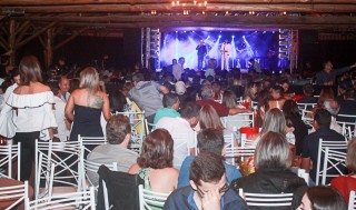 
<a style='margin-left: 5px;' class='btn btn-xs btn-social btn-facebook' href='https://www.facebook.com/sharer/sharer.php?u=https://www.galeramix.com.br/imagem/a44/800-800-90/conteudo/site_galerias/44/milionario-e-marciano-galera-mix-28.jpg' rel='popup' data-width='500' data-height='400'><i class='fa fa-facebook'></i>Compartilhar <span class='hidden-xs'>no Facebook</span>
</a> 
<a class='btn btn-default btn-xs' target='_blank' href='imagem/a44/800-800-90/conteudo/site_galerias/44/milionario-e-marciano-galera-mix-28.jpg'>
<span class='glyphicon glyphicon-cloud-download'></span> Salvar
</a>
