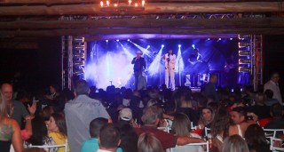 
<a style='margin-left: 5px;' class='btn btn-xs btn-social btn-facebook' href='https://www.facebook.com/sharer/sharer.php?u=https://www.galeramix.com.br/imagem/a44/800-800-90/conteudo/site_galerias/44/milionario-e-marciano-galera-mix-29.jpg' rel='popup' data-width='500' data-height='400'><i class='fa fa-facebook'></i>Compartilhar <span class='hidden-xs'>no Facebook</span>
</a> 
<a class='btn btn-default btn-xs' target='_blank' href='imagem/a44/800-800-90/conteudo/site_galerias/44/milionario-e-marciano-galera-mix-29.jpg'>
<span class='glyphicon glyphicon-cloud-download'></span> Salvar
</a>
