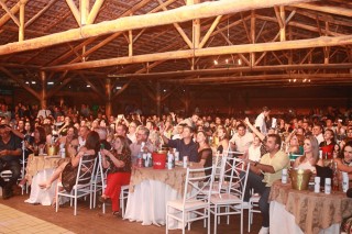 
<a style='margin-left: 5px;' class='btn btn-xs btn-social btn-facebook' href='https://www.facebook.com/sharer/sharer.php?u=https://www.galeramix.com.br/imagem/a44/800-800-90/conteudo/site_galerias/44/milionario-e-marciano-galera-mix-3.jpg' rel='popup' data-width='500' data-height='400'><i class='fa fa-facebook'></i>Compartilhar <span class='hidden-xs'>no Facebook</span>
</a> 
<a class='btn btn-default btn-xs' target='_blank' href='imagem/a44/800-800-90/conteudo/site_galerias/44/milionario-e-marciano-galera-mix-3.jpg'>
<span class='glyphicon glyphicon-cloud-download'></span> Salvar
</a>
