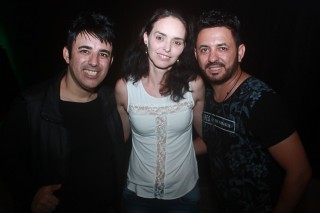 
<a style='margin-left: 5px;' class='btn btn-xs btn-social btn-facebook' href='https://www.facebook.com/sharer/sharer.php?u=https://www.galeramix.com.br/imagem/a44/800-800-90/conteudo/site_galerias/44/milionario-e-marciano-galera-mix-30.jpg' rel='popup' data-width='500' data-height='400'><i class='fa fa-facebook'></i>Compartilhar <span class='hidden-xs'>no Facebook</span>
</a> 
<a class='btn btn-default btn-xs' target='_blank' href='imagem/a44/800-800-90/conteudo/site_galerias/44/milionario-e-marciano-galera-mix-30.jpg'>
<span class='glyphicon glyphicon-cloud-download'></span> Salvar
</a>
