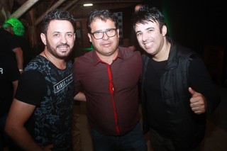 
<a style='margin-left: 5px;' class='btn btn-xs btn-social btn-facebook' href='https://www.facebook.com/sharer/sharer.php?u=https://www.galeramix.com.br/imagem/a44/800-800-90/conteudo/site_galerias/44/milionario-e-marciano-galera-mix-31.jpg' rel='popup' data-width='500' data-height='400'><i class='fa fa-facebook'></i>Compartilhar <span class='hidden-xs'>no Facebook</span>
</a> 
<a class='btn btn-default btn-xs' target='_blank' href='imagem/a44/800-800-90/conteudo/site_galerias/44/milionario-e-marciano-galera-mix-31.jpg'>
<span class='glyphicon glyphicon-cloud-download'></span> Salvar
</a>
