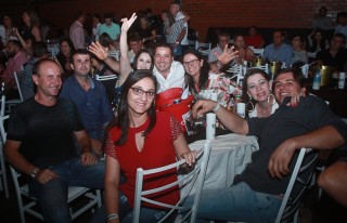 
<a style='margin-left: 5px;' class='btn btn-xs btn-social btn-facebook' href='https://www.facebook.com/sharer/sharer.php?u=https://www.galeramix.com.br/imagem/a44/800-800-90/conteudo/site_galerias/44/milionario-e-marciano-galera-mix-33.jpg' rel='popup' data-width='500' data-height='400'><i class='fa fa-facebook'></i>Compartilhar <span class='hidden-xs'>no Facebook</span>
</a> 
<a class='btn btn-default btn-xs' target='_blank' href='imagem/a44/800-800-90/conteudo/site_galerias/44/milionario-e-marciano-galera-mix-33.jpg'>
<span class='glyphicon glyphicon-cloud-download'></span> Salvar
</a>
