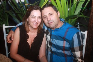 
<a style='margin-left: 5px;' class='btn btn-xs btn-social btn-facebook' href='https://www.facebook.com/sharer/sharer.php?u=https://www.galeramix.com.br/imagem/a44/800-800-90/conteudo/site_galerias/44/milionario-e-marciano-galera-mix-35.jpg' rel='popup' data-width='500' data-height='400'><i class='fa fa-facebook'></i>Compartilhar <span class='hidden-xs'>no Facebook</span>
</a> 
<a class='btn btn-default btn-xs' target='_blank' href='imagem/a44/800-800-90/conteudo/site_galerias/44/milionario-e-marciano-galera-mix-35.jpg'>
<span class='glyphicon glyphicon-cloud-download'></span> Salvar
</a>
