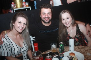 
<a style='margin-left: 5px;' class='btn btn-xs btn-social btn-facebook' href='https://www.facebook.com/sharer/sharer.php?u=https://www.galeramix.com.br/imagem/a44/800-800-90/conteudo/site_galerias/44/milionario-e-marciano-galera-mix-36.jpg' rel='popup' data-width='500' data-height='400'><i class='fa fa-facebook'></i>Compartilhar <span class='hidden-xs'>no Facebook</span>
</a> 
<a class='btn btn-default btn-xs' target='_blank' href='imagem/a44/800-800-90/conteudo/site_galerias/44/milionario-e-marciano-galera-mix-36.jpg'>
<span class='glyphicon glyphicon-cloud-download'></span> Salvar
</a>
