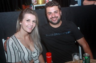 
<a style='margin-left: 5px;' class='btn btn-xs btn-social btn-facebook' href='https://www.facebook.com/sharer/sharer.php?u=https://www.galeramix.com.br/imagem/a44/800-800-90/conteudo/site_galerias/44/milionario-e-marciano-galera-mix-37.jpg' rel='popup' data-width='500' data-height='400'><i class='fa fa-facebook'></i>Compartilhar <span class='hidden-xs'>no Facebook</span>
</a> 
<a class='btn btn-default btn-xs' target='_blank' href='imagem/a44/800-800-90/conteudo/site_galerias/44/milionario-e-marciano-galera-mix-37.jpg'>
<span class='glyphicon glyphicon-cloud-download'></span> Salvar
</a>
