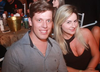 
<a style='margin-left: 5px;' class='btn btn-xs btn-social btn-facebook' href='https://www.facebook.com/sharer/sharer.php?u=https://www.galeramix.com.br/imagem/a44/800-800-90/conteudo/site_galerias/44/milionario-e-marciano-galera-mix-39.jpg' rel='popup' data-width='500' data-height='400'><i class='fa fa-facebook'></i>Compartilhar <span class='hidden-xs'>no Facebook</span>
</a> 
<a class='btn btn-default btn-xs' target='_blank' href='imagem/a44/800-800-90/conteudo/site_galerias/44/milionario-e-marciano-galera-mix-39.jpg'>
<span class='glyphicon glyphicon-cloud-download'></span> Salvar
</a>
