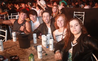 
<a style='margin-left: 5px;' class='btn btn-xs btn-social btn-facebook' href='https://www.facebook.com/sharer/sharer.php?u=https://www.galeramix.com.br/imagem/a44/800-800-90/conteudo/site_galerias/44/milionario-e-marciano-galera-mix-43.jpg' rel='popup' data-width='500' data-height='400'><i class='fa fa-facebook'></i>Compartilhar <span class='hidden-xs'>no Facebook</span>
</a> 
<a class='btn btn-default btn-xs' target='_blank' href='imagem/a44/800-800-90/conteudo/site_galerias/44/milionario-e-marciano-galera-mix-43.jpg'>
<span class='glyphicon glyphicon-cloud-download'></span> Salvar
</a>
