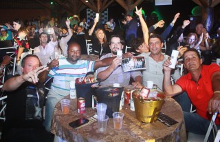 
<a style='margin-left: 5px;' class='btn btn-xs btn-social btn-facebook' href='https://www.facebook.com/sharer/sharer.php?u=https://www.galeramix.com.br/imagem/a44/800-800-90/conteudo/site_galerias/44/milionario-e-marciano-galera-mix-44.jpg' rel='popup' data-width='500' data-height='400'><i class='fa fa-facebook'></i>Compartilhar <span class='hidden-xs'>no Facebook</span>
</a> 
<a class='btn btn-default btn-xs' target='_blank' href='imagem/a44/800-800-90/conteudo/site_galerias/44/milionario-e-marciano-galera-mix-44.jpg'>
<span class='glyphicon glyphicon-cloud-download'></span> Salvar
</a>
