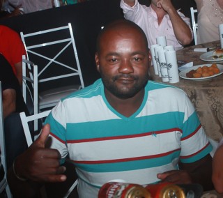 
<a style='margin-left: 5px;' class='btn btn-xs btn-social btn-facebook' href='https://www.facebook.com/sharer/sharer.php?u=https://www.galeramix.com.br/imagem/a44/800-800-90/conteudo/site_galerias/44/milionario-e-marciano-galera-mix-45.jpg' rel='popup' data-width='500' data-height='400'><i class='fa fa-facebook'></i>Compartilhar <span class='hidden-xs'>no Facebook</span>
</a> 
<a class='btn btn-default btn-xs' target='_blank' href='imagem/a44/800-800-90/conteudo/site_galerias/44/milionario-e-marciano-galera-mix-45.jpg'>
<span class='glyphicon glyphicon-cloud-download'></span> Salvar
</a>
