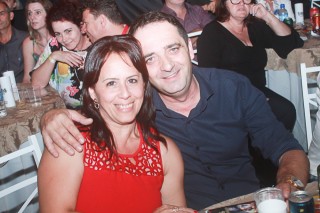 
<a style='margin-left: 5px;' class='btn btn-xs btn-social btn-facebook' href='https://www.facebook.com/sharer/sharer.php?u=https://www.galeramix.com.br/imagem/a44/800-800-90/conteudo/site_galerias/44/milionario-e-marciano-galera-mix-47.jpg' rel='popup' data-width='500' data-height='400'><i class='fa fa-facebook'></i>Compartilhar <span class='hidden-xs'>no Facebook</span>
</a> 
<a class='btn btn-default btn-xs' target='_blank' href='imagem/a44/800-800-90/conteudo/site_galerias/44/milionario-e-marciano-galera-mix-47.jpg'>
<span class='glyphicon glyphicon-cloud-download'></span> Salvar
</a>
